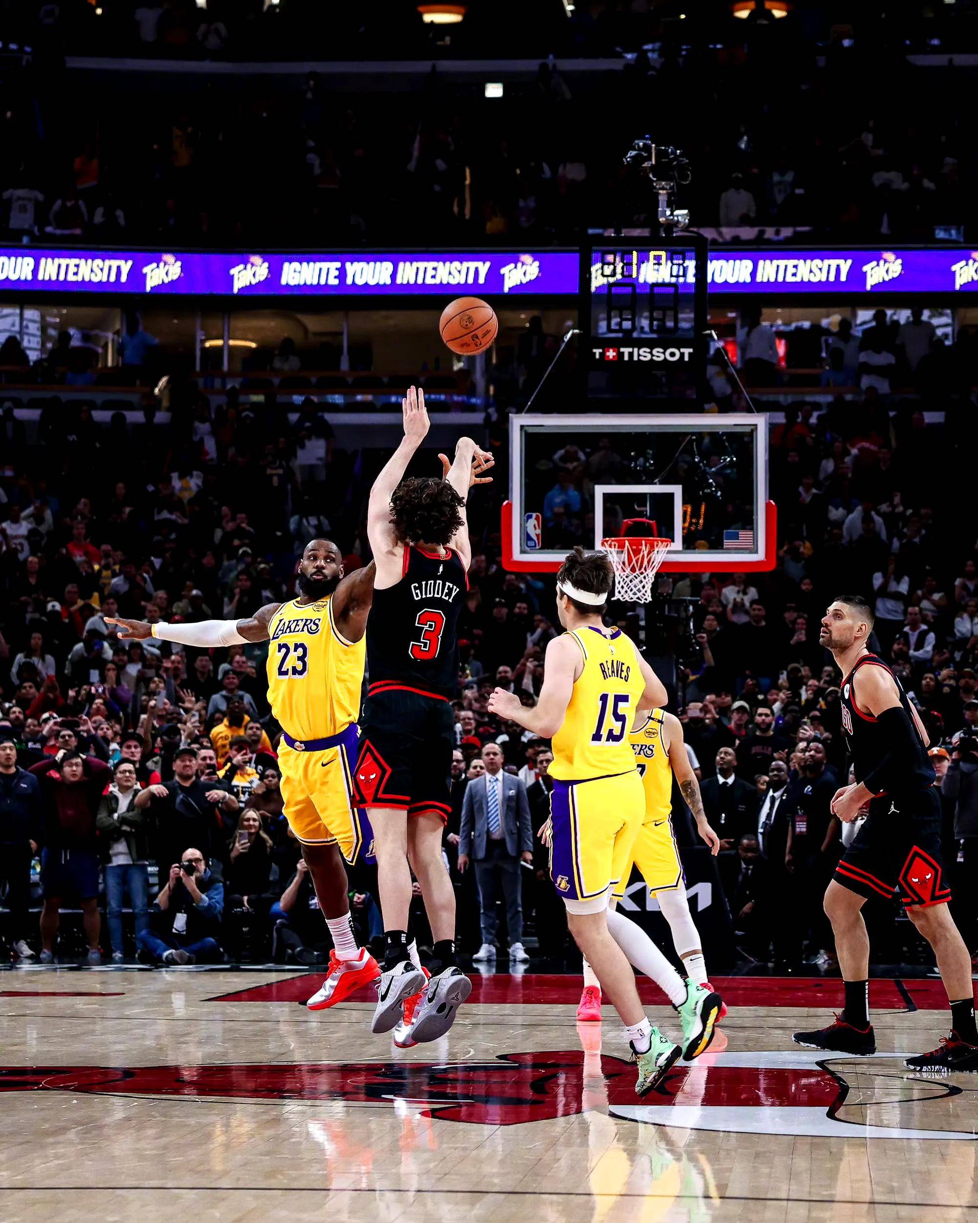 詹姆斯砍下分,湖人主场大胜公牛的简单介绍