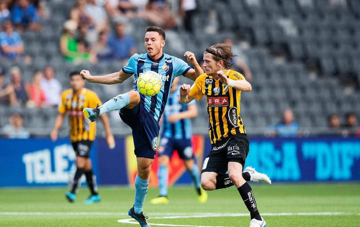 关于足球赛场紧张瞬间，球队表现持续火热的信息