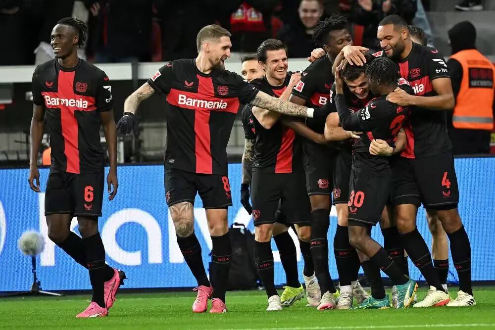 包含斯图加特球队在比赛中遭遇困境，需调整战术的词条