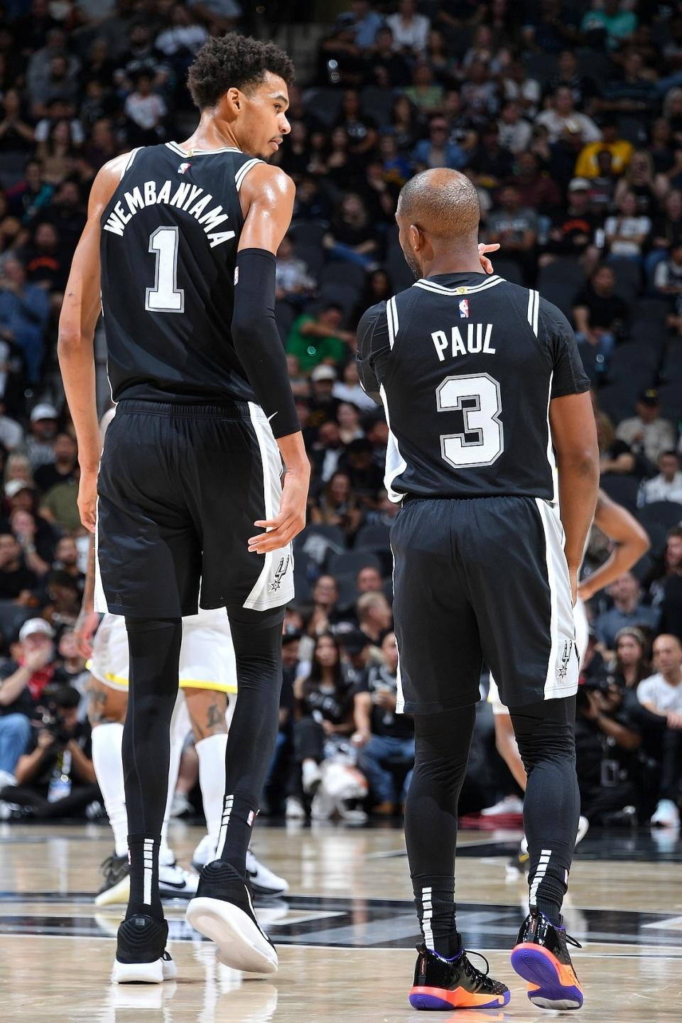 欧文险胜詹姆斯,雄鹿关键表现点燃全场!