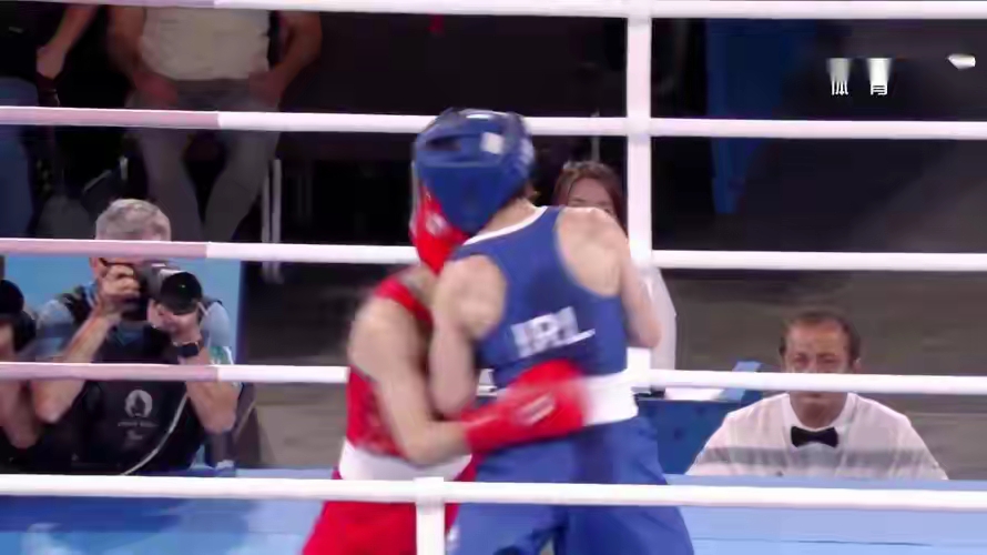 包含哈兰德重返赛场,重返赛场首场状态出色,加拿大队观众沸腾!的词条