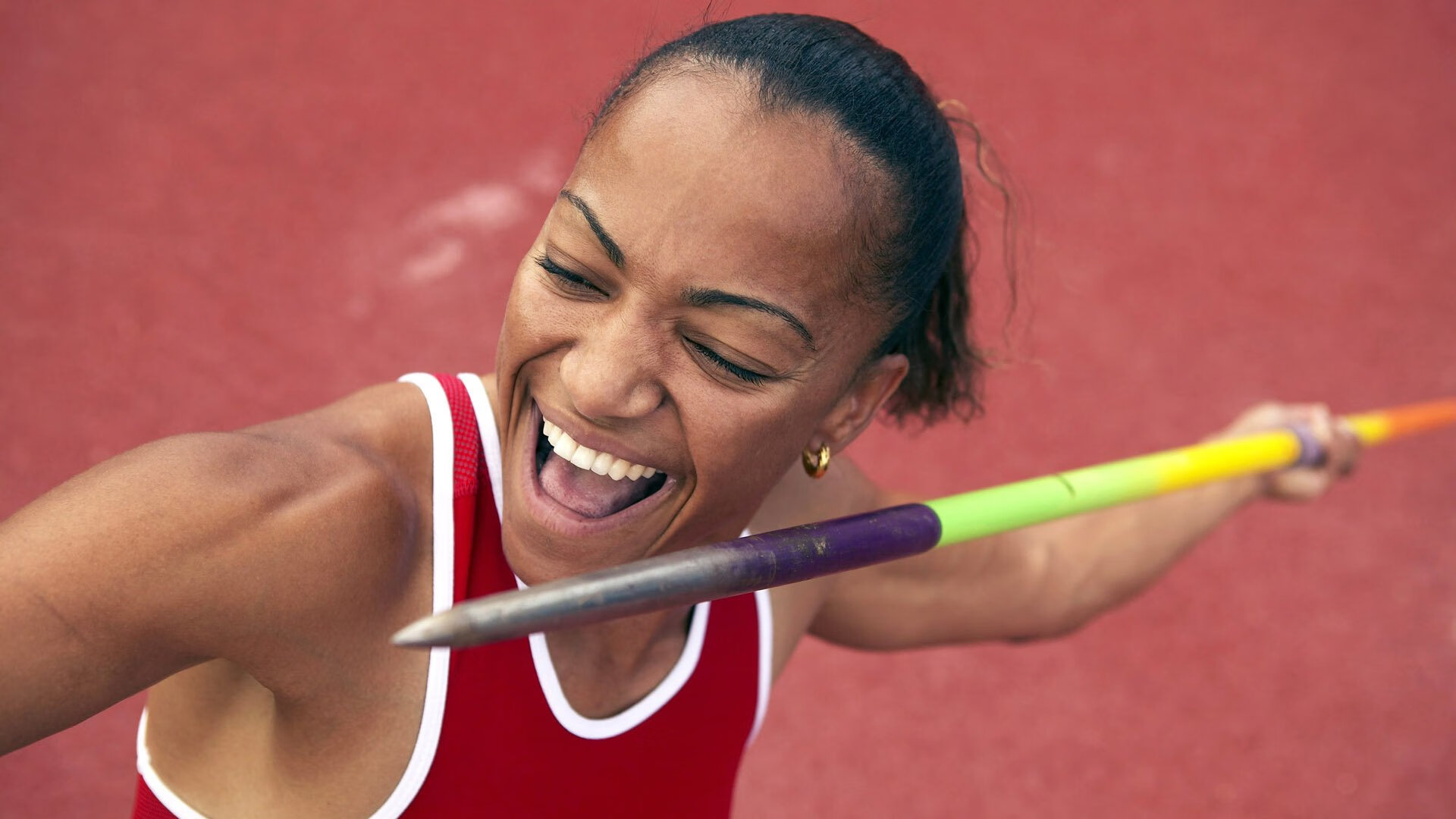 库里在西班牙队比赛中败北,最后时刻胜出引发热议!赛场气氛高涨